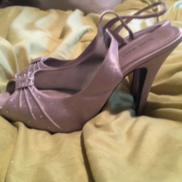 Adorable silver sling back heels - Picture 3 of 6